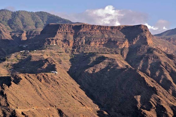 Above the cliff edges of the Mesa de Acusa plateau