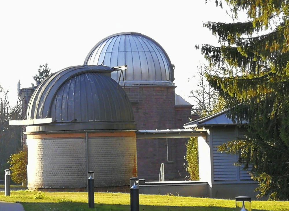 Zeiss Telescope Building and Bruce Dome (Photo: Gu