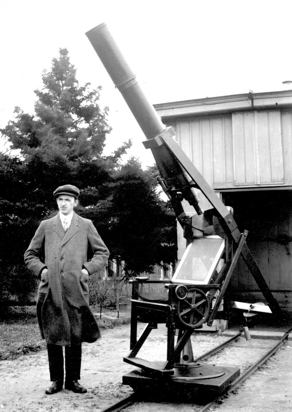 Cuno Hoffmeister with the Comet seeker (Image cour