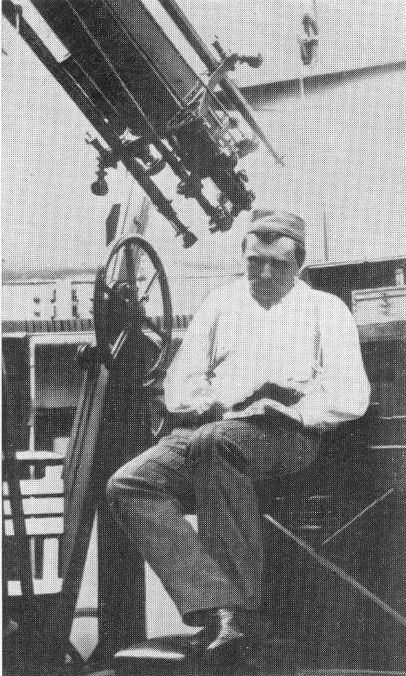 Hartwig observing with the Heliometer (Image court