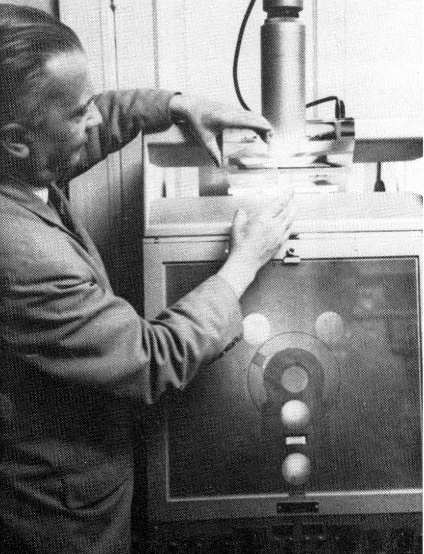 Wolfgang Strohmeier using the iris diaphragm photo