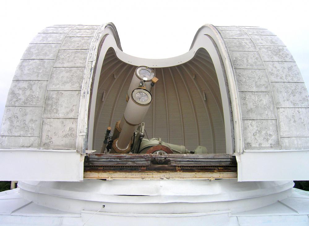 Solar Telescope in dome (Wikipedia, CC2.5, Packa)