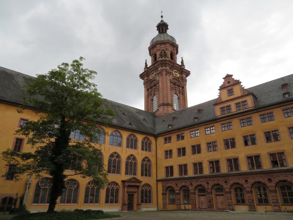 Neubaukirche and north facade of the University W�