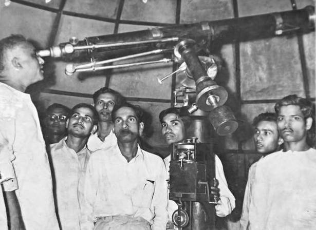 An astronomy class (1949) in the Observatory of La