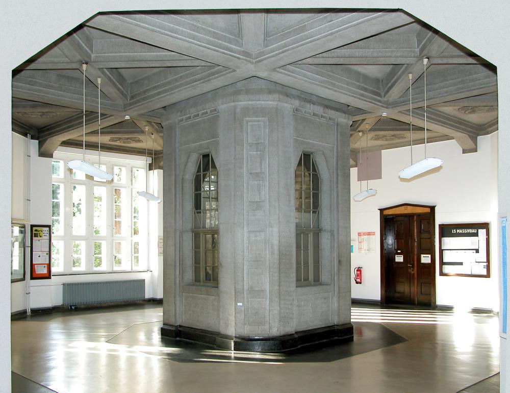 Beyer-Bau, entrance hall with exposed concrete mid